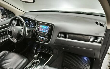 Mitsubishi Outlander III рестайлинг 3, 2017 год, 2 690 000 рублей, 13 фотография