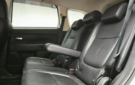 Mitsubishi Outlander III рестайлинг 3, 2017 год, 2 690 000 рублей, 15 фотография