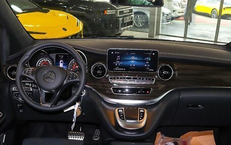 Mercedes-Benz V-Класс, 2023 год, 9 900 000 рублей, 4 фотография