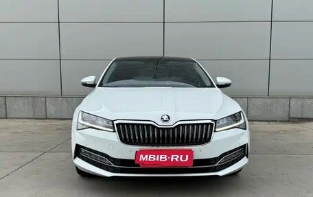 Skoda Superb III рестайлинг, 2022 год, 1 869 047 рублей, 2 фотография