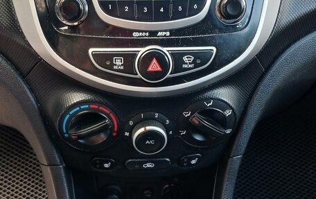 Hyundai Solaris II рестайлинг, 2013 год, 800 000 рублей, 3 фотография