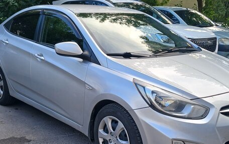 Hyundai Solaris II рестайлинг, 2013 год, 800 000 рублей, 4 фотография