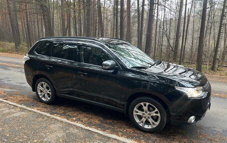 Mitsubishi Outlander III рестайлинг 3, 2013 год, 1 800 000 рублей, 3 фотография