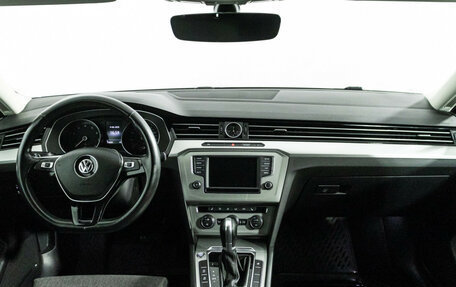 Volkswagen Passat B8 рестайлинг, 2017 год, 1 899 700 рублей, 13 фотография