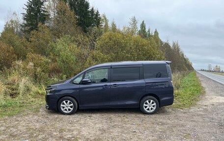 Toyota Voxy III, 2017 год, 2 000 000 рублей, 8 фотография
