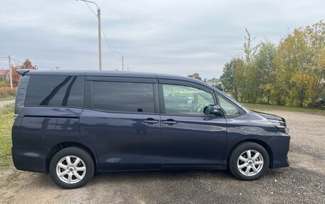 Toyota Voxy III, 2017 год, 2 000 000 рублей, 5 фотография