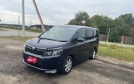 Toyota Voxy III, 2017 год, 2 000 000 рублей, 3 фотография