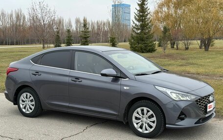 Hyundai Solaris II рестайлинг, 2021 год, 1 680 000 рублей, 2 фотография