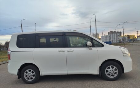 Toyota Noah III, 2008 год, 1 340 000 рублей, 16 фотография