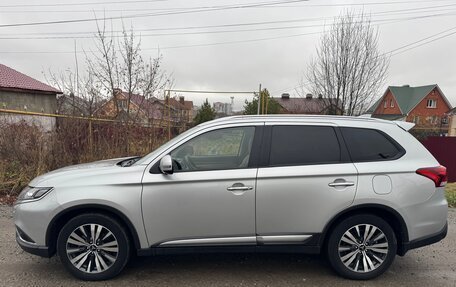 Mitsubishi Outlander III рестайлинг 3, 2020 год, 2 630 000 рублей, 4 фотография