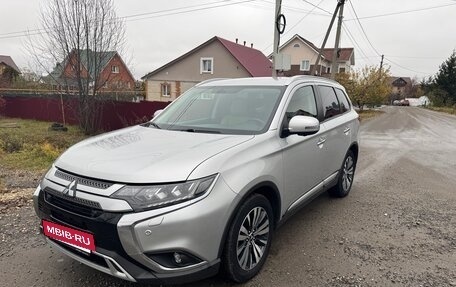 Mitsubishi Outlander III рестайлинг 3, 2020 год, 2 630 000 рублей, 3 фотография