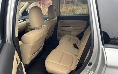 Mitsubishi Outlander III рестайлинг 3, 2020 год, 2 630 000 рублей, 8 фотография