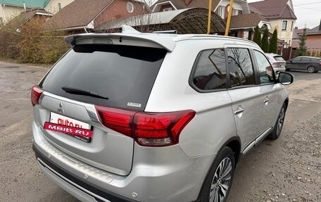 Mitsubishi Outlander III рестайлинг 3, 2020 год, 2 630 000 рублей, 14 фотография