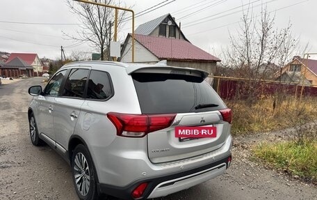 Mitsubishi Outlander III рестайлинг 3, 2020 год, 2 630 000 рублей, 9 фотография