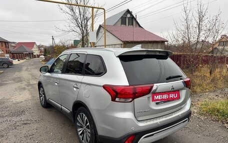 Mitsubishi Outlander III рестайлинг 3, 2020 год, 2 630 000 рублей, 10 фотография