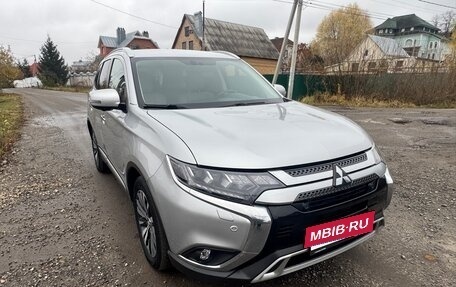 Mitsubishi Outlander III рестайлинг 3, 2020 год, 2 630 000 рублей, 18 фотография