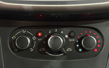 Renault Logan II, 2017 год, 641 000 рублей, 12 фотография