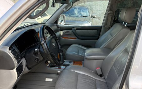 Toyota Land Cruiser 100 рестайлинг 2, 2005 год, 4 500 000 рублей, 28 фотография