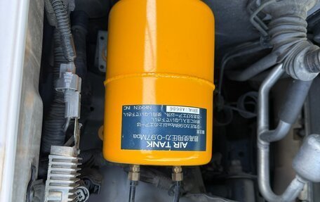 Toyota Land Cruiser 100 рестайлинг 2, 2005 год, 4 500 000 рублей, 22 фотография