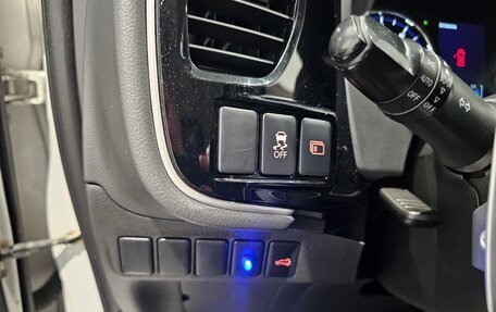 Mitsubishi Outlander III рестайлинг 3, 2013 год, 1 219 000 рублей, 12 фотография