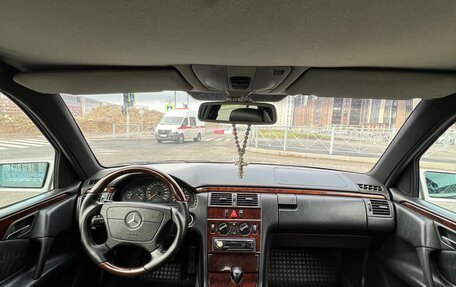 Mercedes-Benz E-Класс, 1997 год, 690 000 рублей, 8 фотография