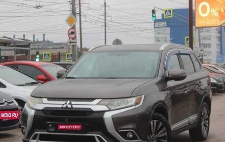 Mitsubishi Outlander III рестайлинг 3, 2018 год, 1 849 990 рублей, 3 фотография