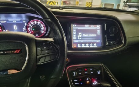 Dodge Challenger III рестайлинг 2, 2021 год, 5 500 000 рублей, 9 фотография