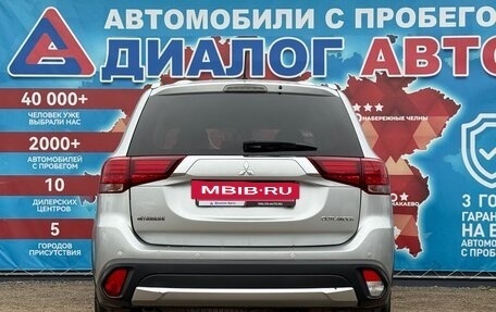 Mitsubishi Outlander III рестайлинг 3, 2016 год, 1 680 000 рублей, 4 фотография