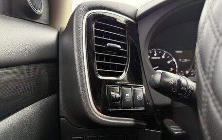 Mitsubishi Outlander III рестайлинг 3, 2016 год, 1 680 000 рублей, 14 фотография