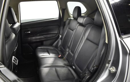 Mitsubishi Outlander III рестайлинг 3, 2020 год, 2 350 000 рублей, 10 фотография