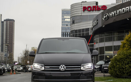 Volkswagen Multivan T6 рестайлинг, 2016 год, 7 455 000 рублей, 2 фотография