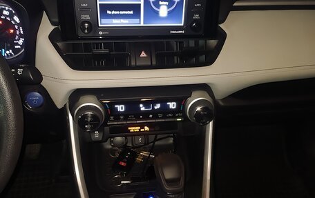 Toyota RAV4, 2020 год, 3 400 000 рублей, 9 фотография