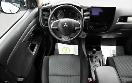 Mitsubishi Outlander III рестайлинг 3, 2014 год, 1 595 000 рублей, 12 фотография