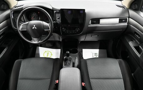 Mitsubishi Outlander III рестайлинг 3, 2014 год, 1 595 000 рублей, 11 фотография
