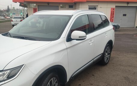 Mitsubishi Outlander III рестайлинг 3, 2018 год, 1 820 000 рублей, 12 фотография