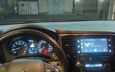 Mitsubishi Outlander III рестайлинг 3, 2018 год, 1 820 000 рублей, 15 фотография