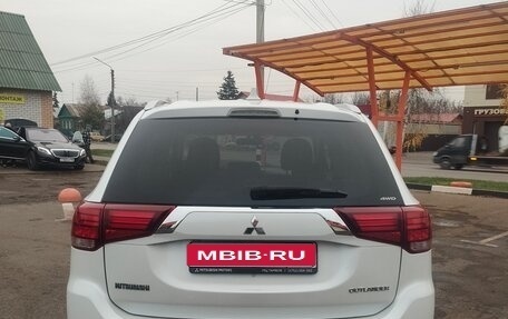 Mitsubishi Outlander III рестайлинг 3, 2018 год, 1 820 000 рублей, 3 фотография