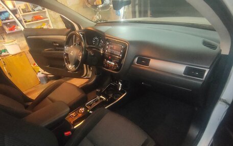 Mitsubishi Outlander III рестайлинг 3, 2018 год, 1 820 000 рублей, 29 фотография