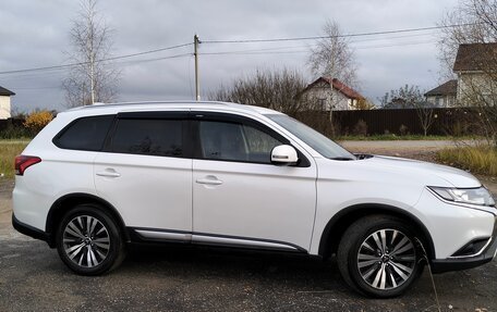Mitsubishi Outlander III рестайлинг 3, 2019 год, 2 350 000 рублей, 1 фотография
