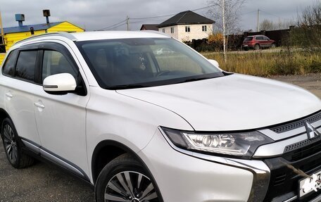 Mitsubishi Outlander III рестайлинг 3, 2019 год, 2 350 000 рублей, 5 фотография