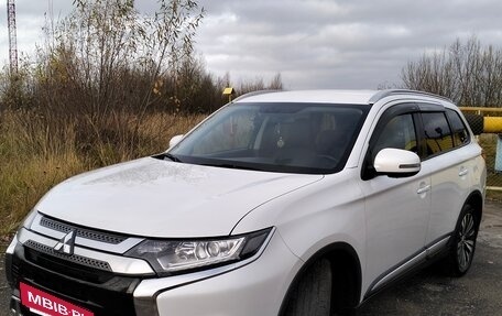 Mitsubishi Outlander III рестайлинг 3, 2019 год, 2 350 000 рублей, 4 фотография