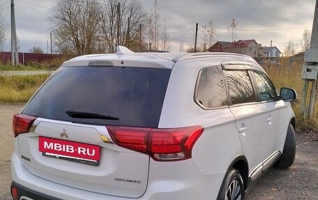 Mitsubishi Outlander III рестайлинг 3, 2019 год, 2 350 000 рублей, 6 фотография