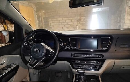 KIA Carnival III, 2017 год, 2 750 000 рублей, 2 фотография