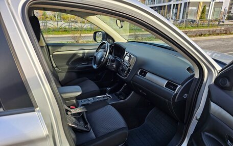 Mitsubishi Outlander III рестайлинг 3, 2014 год, 1 550 000 рублей, 10 фотография