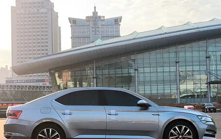 Skoda Superb III рестайлинг, 2022 год, 1 800 001 рублей, 4 фотография