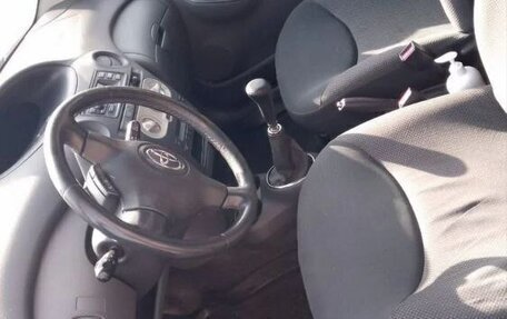 Toyota Yaris I рестайлинг, 2004 год, 420 000 рублей, 4 фотография