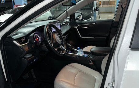 Toyota RAV4, 2021 год, 3 450 000 рублей, 9 фотография