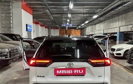 Toyota RAV4, 2021 год, 3 450 000 рублей, 8 фотография