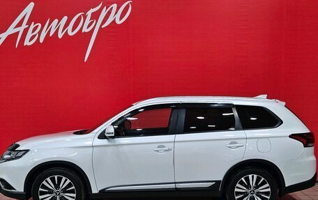 Mitsubishi Outlander III рестайлинг 3, 2020 год, 1 875 000 рублей, 2 фотография