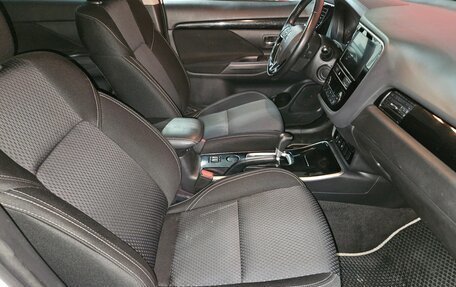 Mitsubishi Outlander III рестайлинг 3, 2020 год, 1 875 000 рублей, 12 фотография